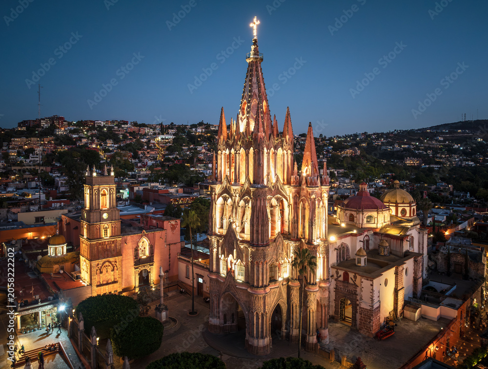 Obraz premium Aerial view of the San Miguel Cathedral in Mexico City at night.