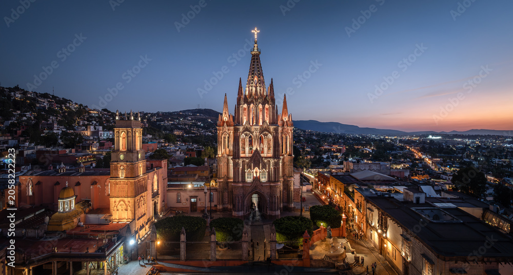 Naklejka premium Aerial view of the San Miguel Cathedral in Mexico at night.