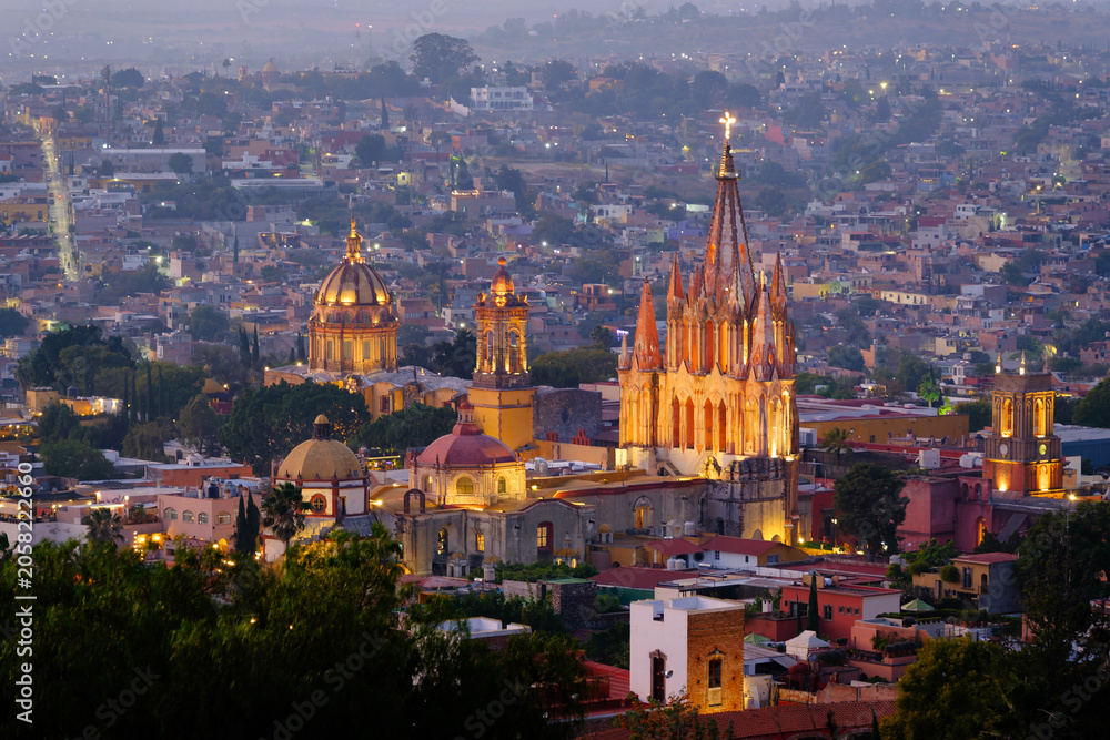 Naklejka premium Night view of the San Miguel Cathedral, a landmark building in Mexico.