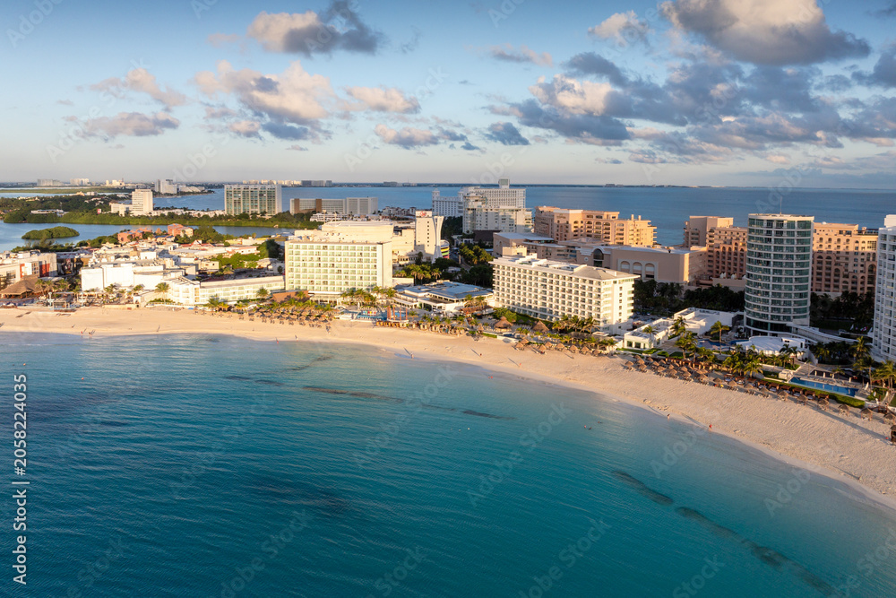 Obraz premium Aerial view of the natural scenery of Cancun coastline, Mexico