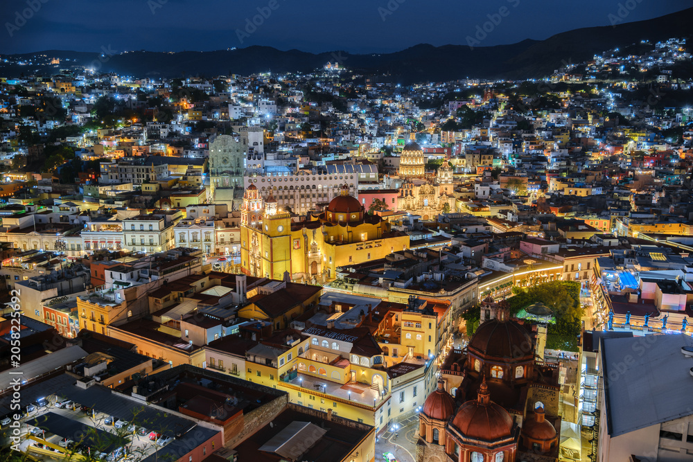 Fototapeta premium Night view of the Basilica of Our Lady of Guanajuato, Mexico