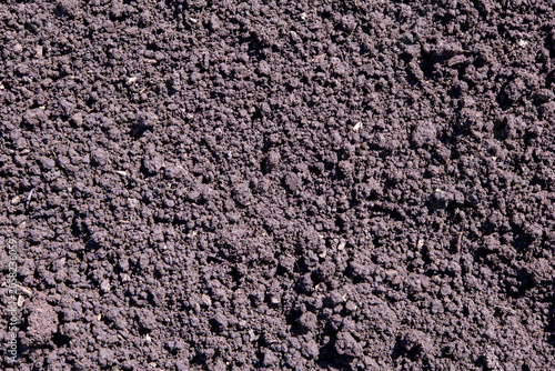 Fotografi Close-up view of rich, dark soil with a crumbly texture