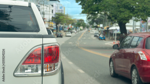Foto Rear corner close-up of a white truck showing its large tail light driving on asphalt road
