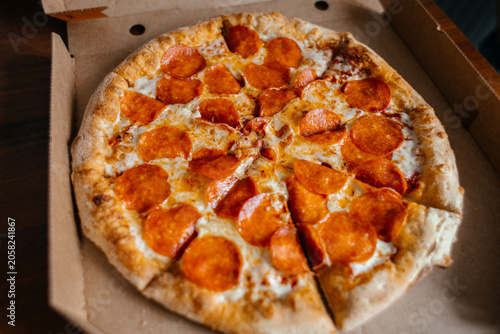 Fotografía A freshly baked pepperoni pizza in a cardboard box