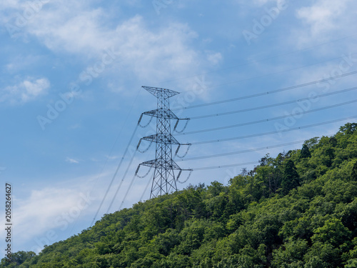 山に建てられた高圧送電鉄塔