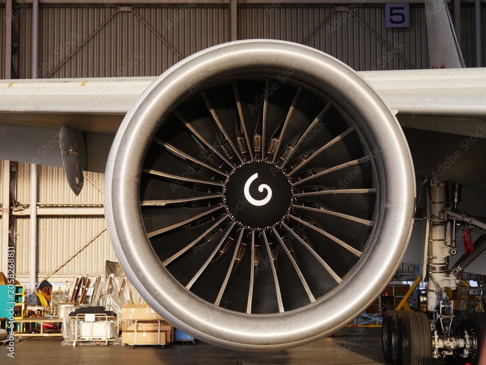 Fototapeta premium 格納庫にとまっている旅客機ボーイングB777のエンジン
