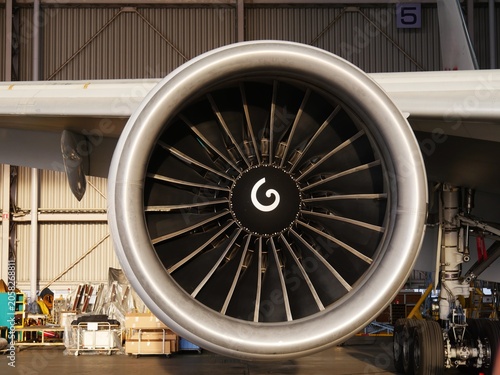 格納庫にとまっている旅客機ボーイングB777のエンジン