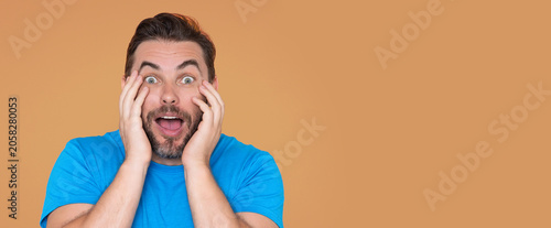Foto Surprised man portrait with funny emotion