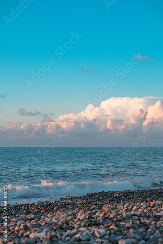 Fotografi Serene landscape of the Black Sea with white cumulus clouds over the horizon and