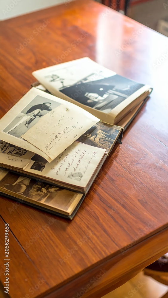 Obraz premium Vintage Photo Albums Stacked on a Wooden Table.