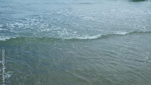 穏やかな波が打ち寄せる海辺の風景