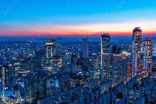 Foto Beautiful night view of Yeouido financial district skyscrapers with bright offic