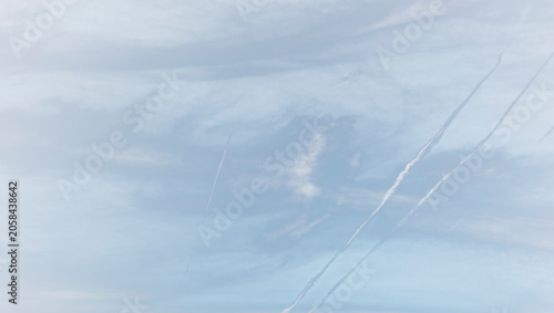 Tableau sur toile Nubes alargadas y estelas de aviones, fotos con fondo trasparente en formato png