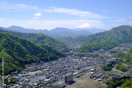 山梨県大月市と富士山の風景