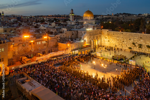 Εκτύπωση καμβά Elevated view of the illuminated Western Wall Plaza at night with crowds gathere