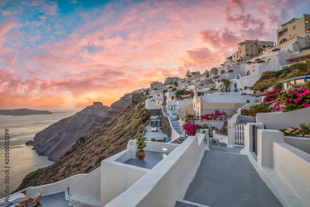 Fototapeta premium Gorgeous Santorini blue domes pastel sunset. Iconic whitewashed Oia village Aegean Sea. Romantic Greek island scene soft twilight sky. Inspirational Mediterranean travel landmark, summer vacation