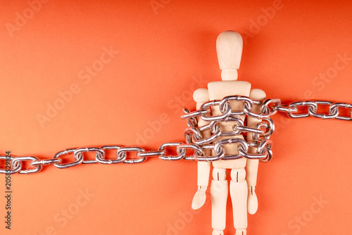 Fotografie capturing the personality in a photo of a mannequin that is chained in a shiny c