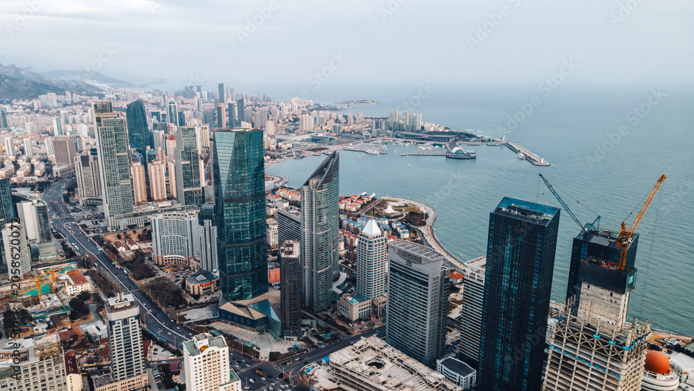 Obraz premium Coastal Modern City Skyline with Harbor and Skyscrapers