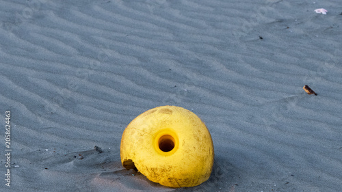 Cuadro en lienzo 砂浜に転がる黄色い浮き具を写した海岸の漂着物素材