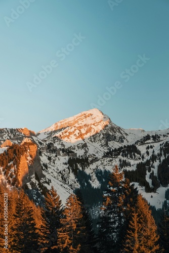 Sommet illuminé au coucher du soleil
