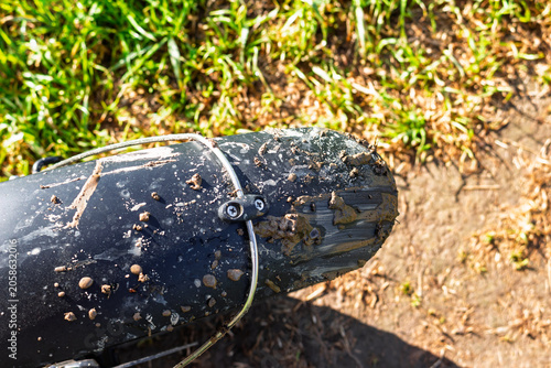 Foto Close-up of a dirty black bicycle mudguard covered in wet soil and splatters aft