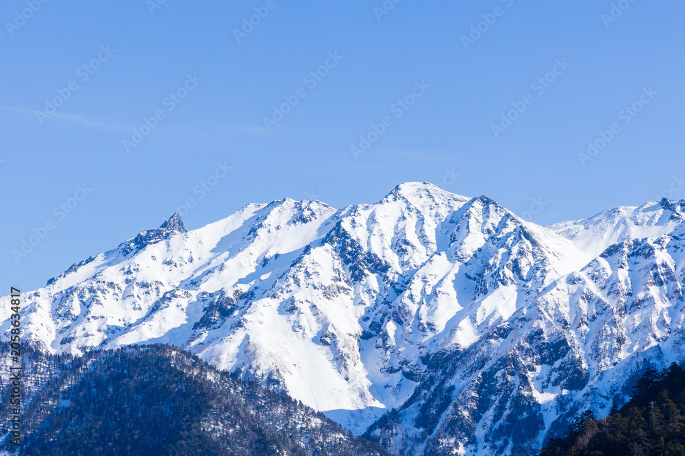 Fototapeta premium 日本の風景・冬 奥飛騨 新穂高ロープウェイから槍ヶ岳と中岳を望む