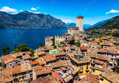 Foto View of Malcesine on the shore of Lake Garda, Italy