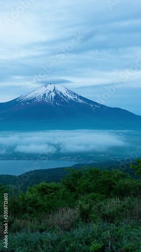 山中湖付近の高台より望む笠雲をまとった雲海越しの富士山のタイムラプス映像（縦・フィックス）