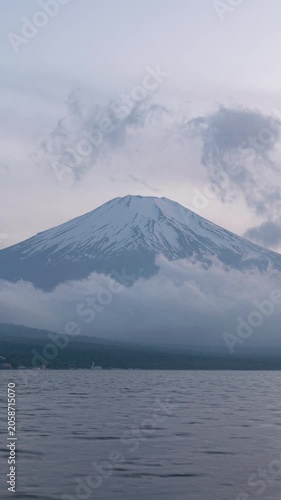 山中湖より望む富士山と雲のタイムラプス映像（縦・フィックス）