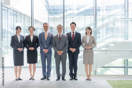オフィスで働くビジネスマンたち（多人数・複数人・集団・大人数）