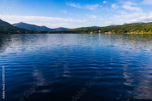 Schilderij op canvas Villas on the opposite shore of the Lago Grande di Avigliana with the still snow