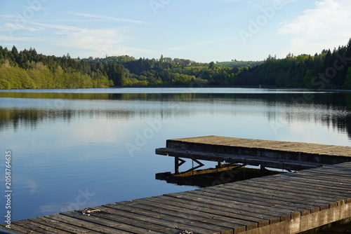 Balade en pays auvergnat, autour du lac d'Aubusson en Auvergne