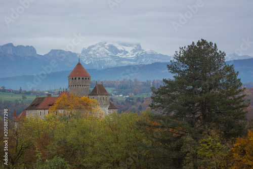 Le château de Montrottier en automne