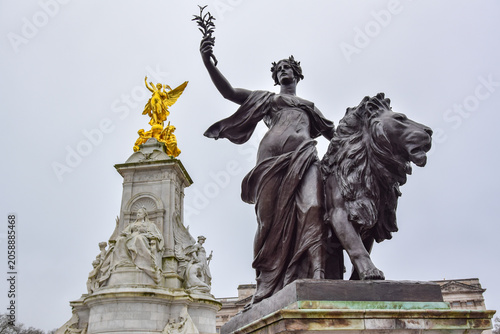 Fotografía Statue of woman holding the olive branch with lion beside her is the allegorical figure of Peace on the Queen Victoria Memorial in London