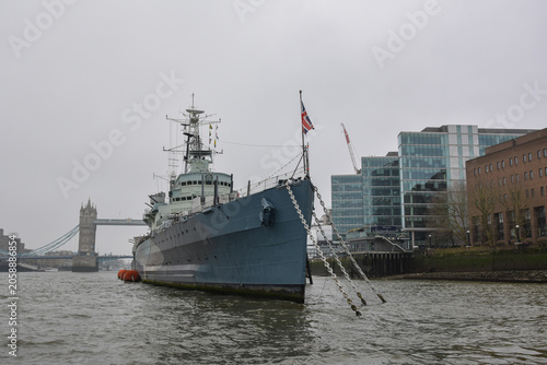 Obraz na plátně Light cruiser battleship, HMS Belfast, moored on the River Thames