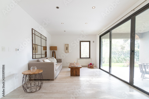 Fotografie Sala de estar, living, con sillón, mesa y vista a galería