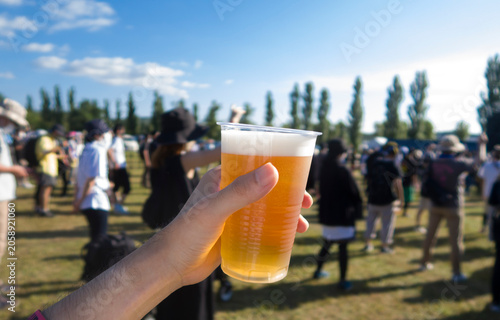夏フェスで飲むビール