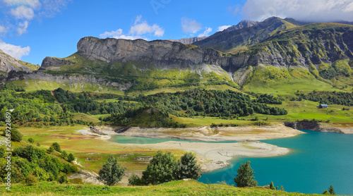 Foto Lake Lac de Roselend in the mountains landscape, French Alps, Beaufort, Savoie, France, Europe