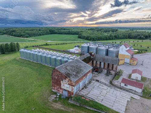 Foto Aerial view of grain silos and agricultural processing facility at sunset in rur