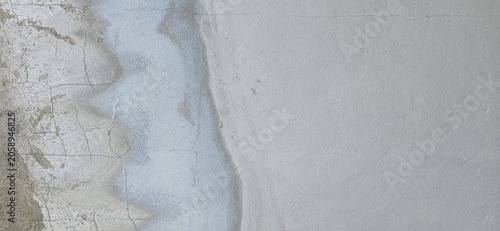 Tableau sur toile Concrete walls or partitions with problems of moisture,  cracks, The left side shows signs of peeling and flaking plaster with hairline cracks, while the center has a large area of ​​water stains