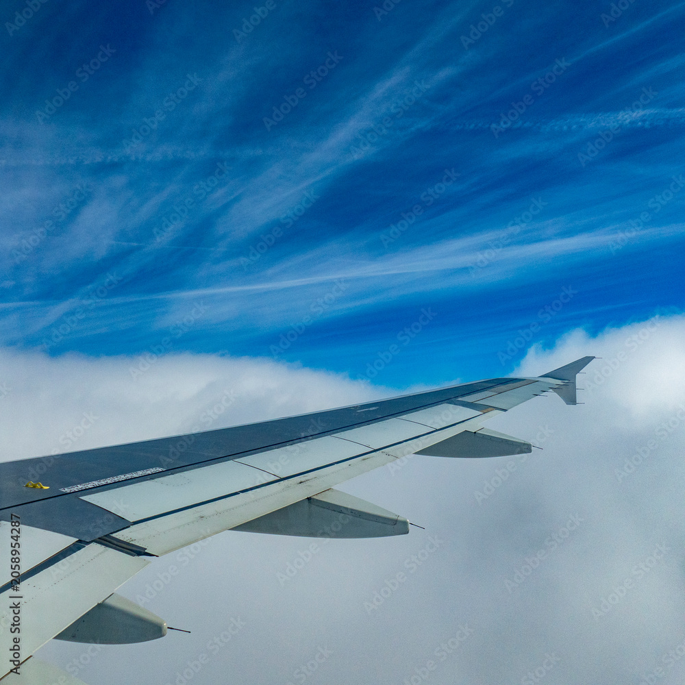 Obraz premium Flug über den Wolken