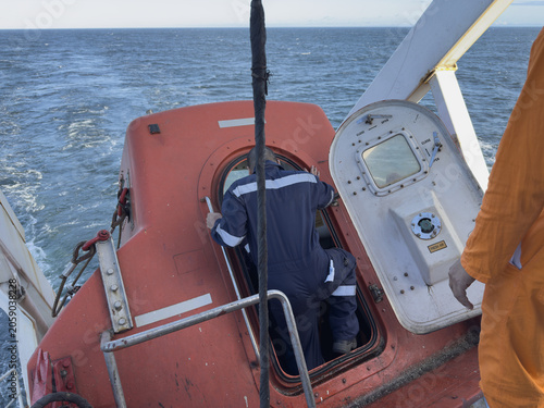 Fotografia abandon ship drill on board the vessel underway in ocean
