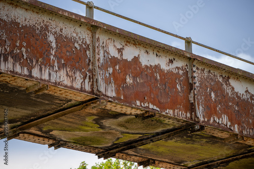 Foto Rusting riveted steel girder of an old railway bridge near Ashchurch, Tewkesbury