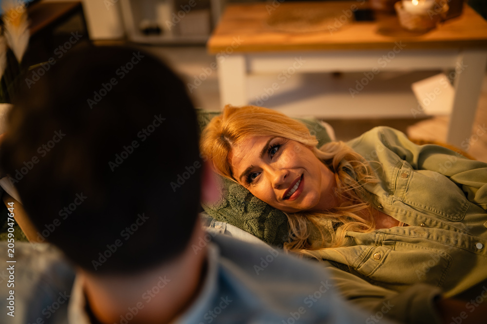 Obraz premium Loving couple relaxing at home enjoying conversation