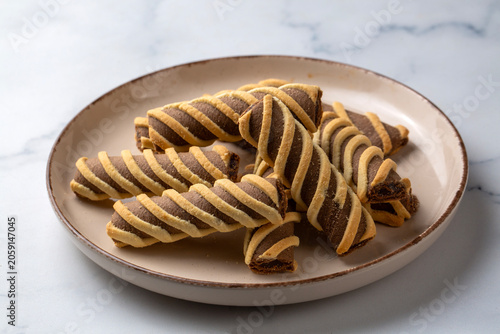 Two Tone Striped Twist Cook...