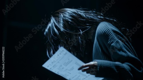 叫ぶ女性