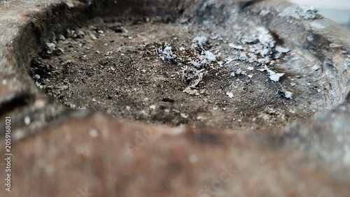 Foto A close-up view of a worn, rusty metal surface with visible dirt, debris, and pe