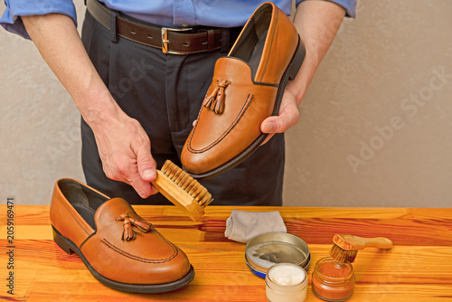 Professional Male Shoes Cleaner with Cleaning Shoe Wax, Cream and Brushes For Tan Calf Leather Tassel Loafers Shoes Working With Footwear
