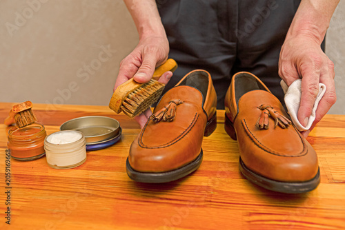 Professional Male Shoes Cleaner with Cleaning Accessories Shoe Wax, Cream and Brushes For Tan Calf Leather Tassel Loafers Shoes Cleaning.