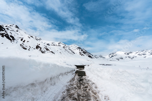 Foto Snowy Mountain Pass in Alaska